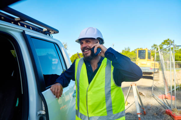 Tradesperson using the Fix-A(I)LL app on a phone